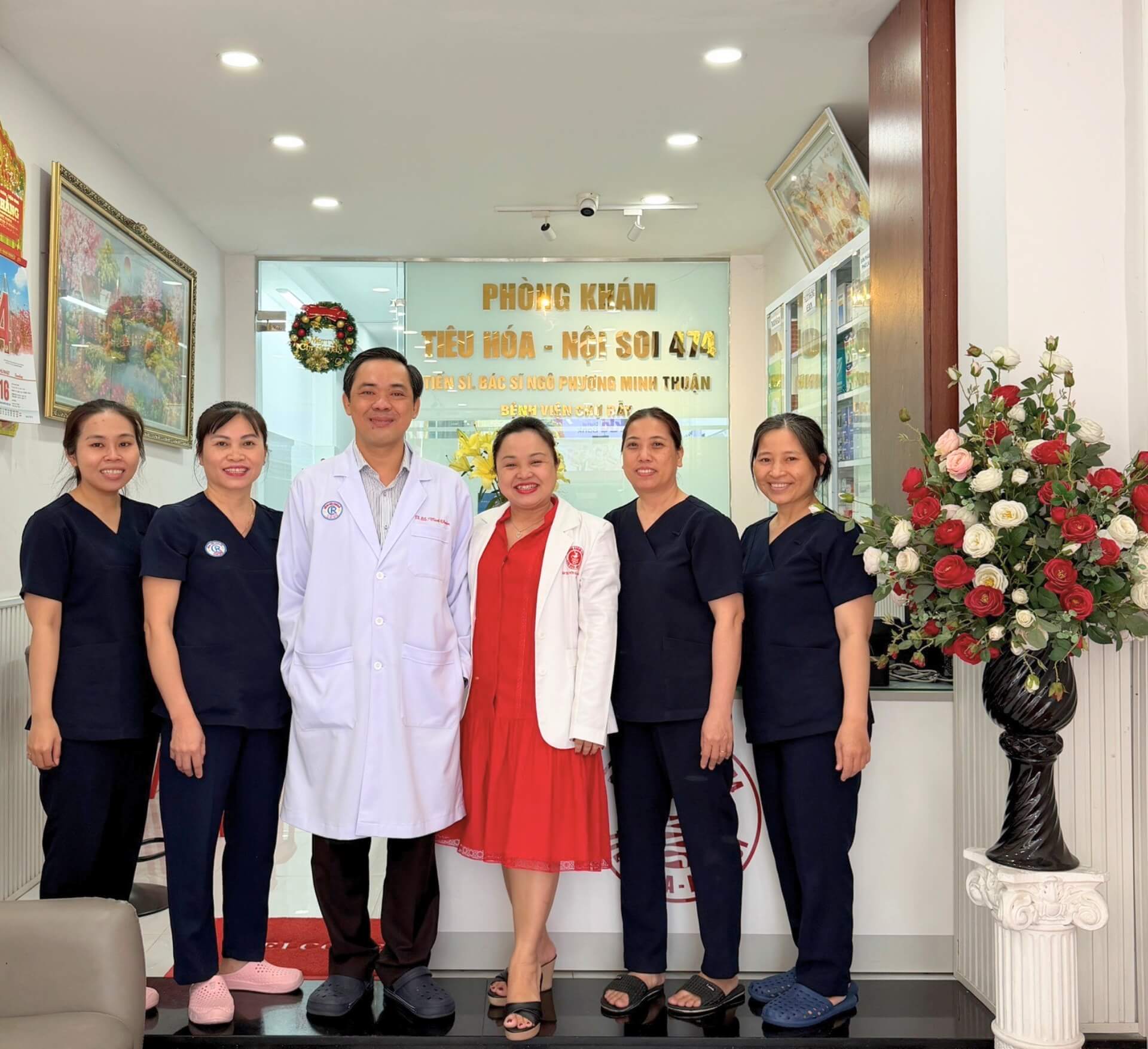 TS.BS. Ngô Phương Minh Thuận cùng đội ngũ